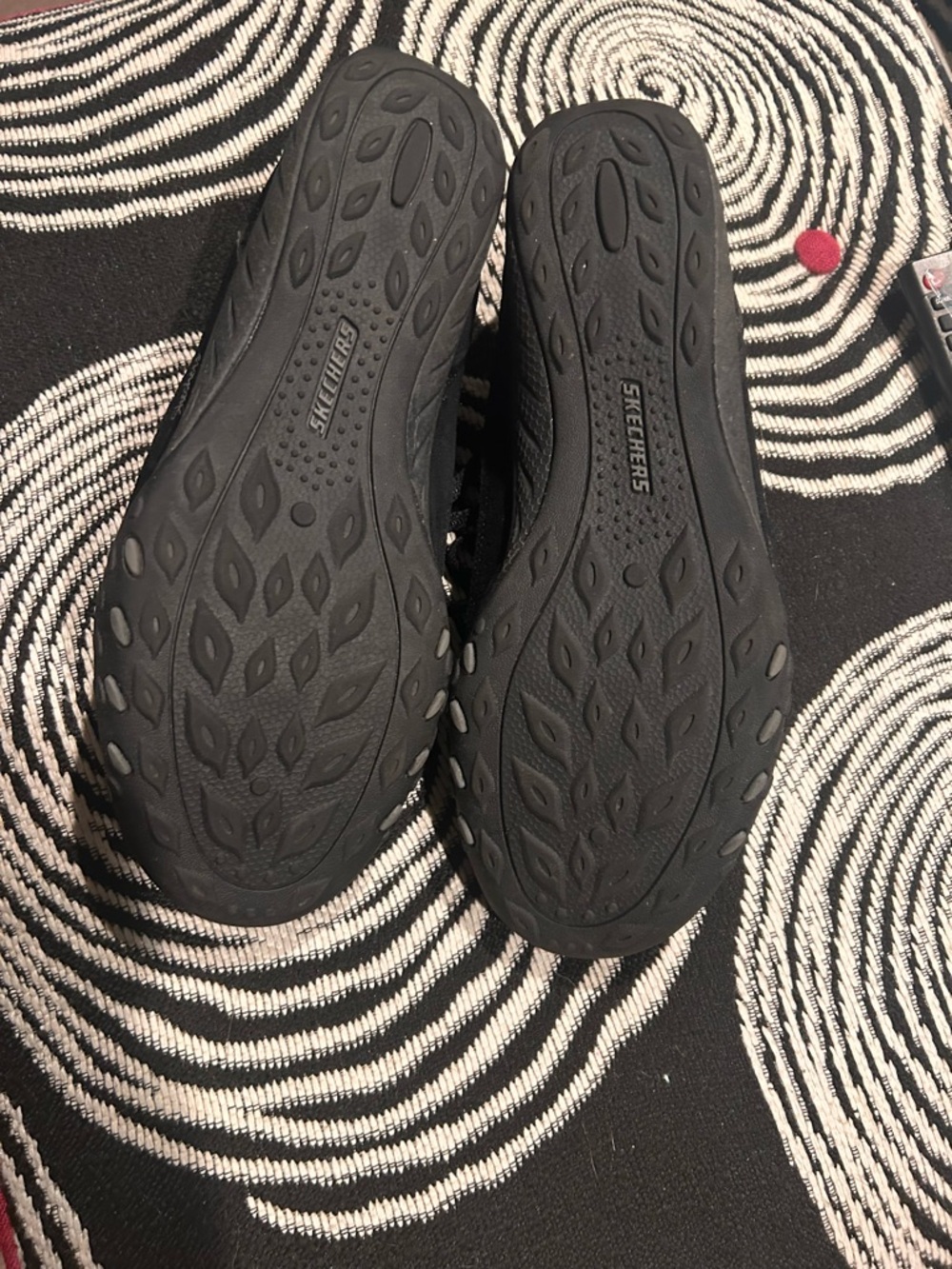 Skechers Women's Black Relaxed Fit Memory Foam Sneakers size 9 new - Picture 2 of 3